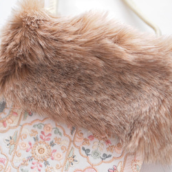 インド刺繍生地・ スマホショルダー・2way(ファー取り外し可能・ショルダー紐選択可)　オフホワイト 6枚目の画像