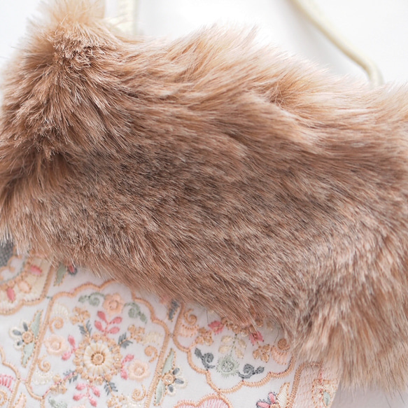 インド刺繍生地・ スマホショルダー・2way(ファー取り外し可能・ショルダー紐選択可)　オフホワイト 6枚目の画像