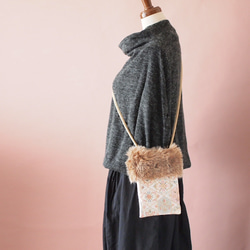 インド刺繍生地・ スマホショルダー・2way(ファー取り外し可能・ショルダー紐選択可)　オフホワイト 4枚目の画像