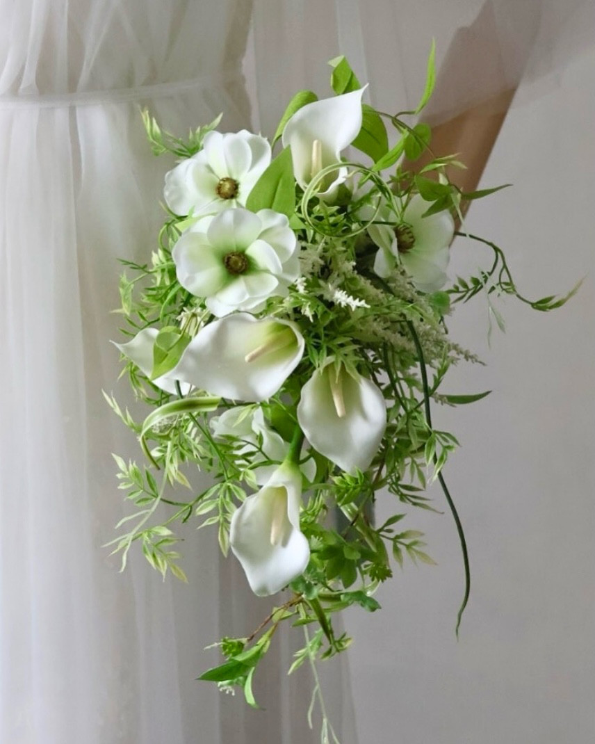 ホワイト×グリーンの花や枝葉の曲線や動きが映えるナチュラルクラッチブーケ 造花ウェディングブーケ