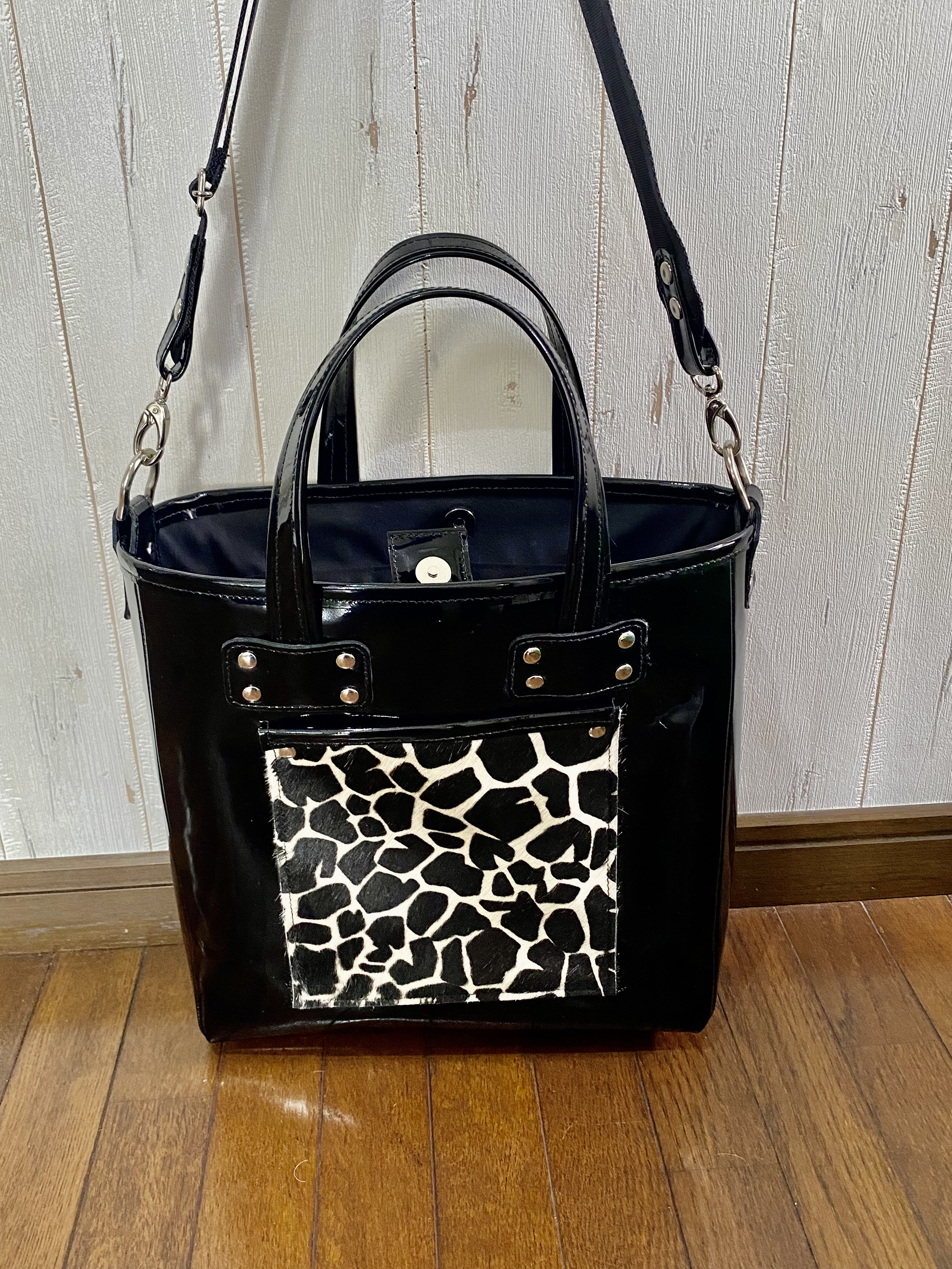 牛毛皮のポケットがついた牛革エナメル2way バッグ