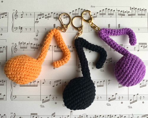 押すとピッ♪ 鳴き笛入り 音符の編みぐるみキーホルダー キーホルダー