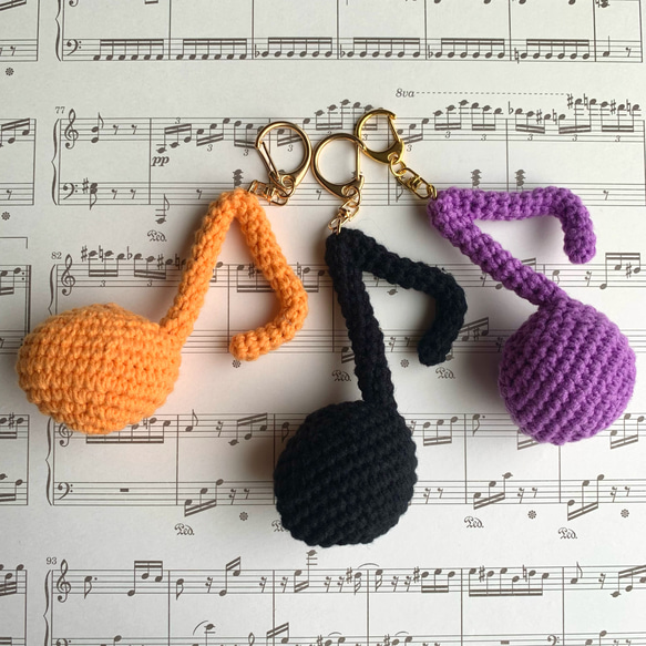 押すとピッ♪ 鳴き笛入り 音符の編みぐるみキーホルダー キーホルダー