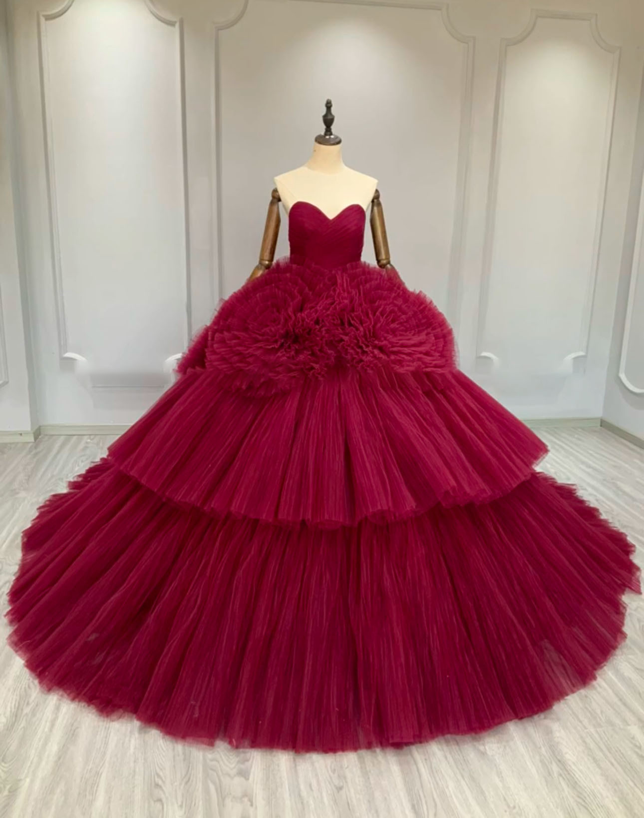 高品質保証！ワインレッド　カラー変更可能　チュール　プリンセスライン　上品優雅なウェディングドレス　前撮り2次会お呼ばれ