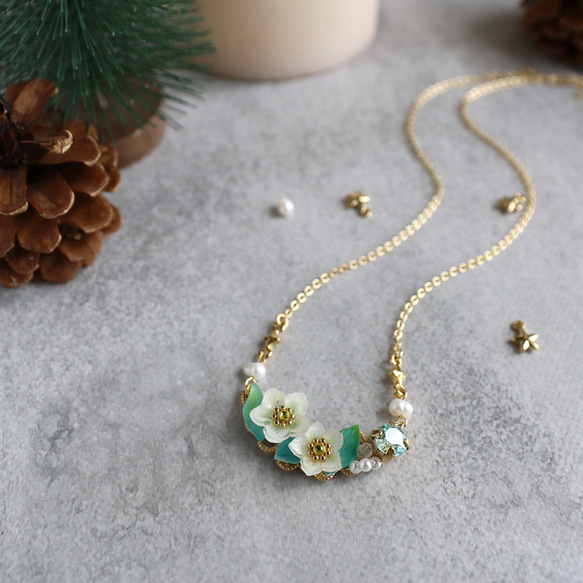 クリスマスローズとビジューのネックレス 1枚目の画像