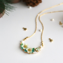 クリスマスローズとビジューのネックレス 6枚目の画像