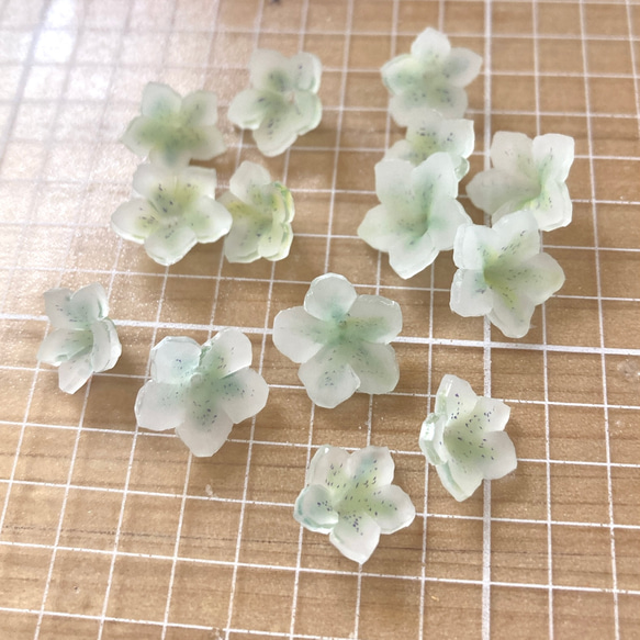 クリスマスローズとビジューのネックレス 4枚目の画像