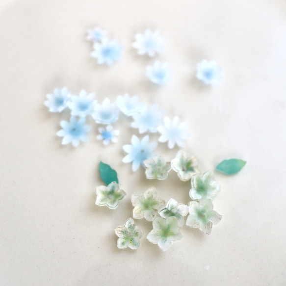 クリスマスローズとビジューのイヤーカフ 9枚目の画像