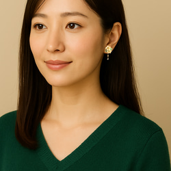 クリスマスローズとビジューのイヤーカフ 12枚目の画像