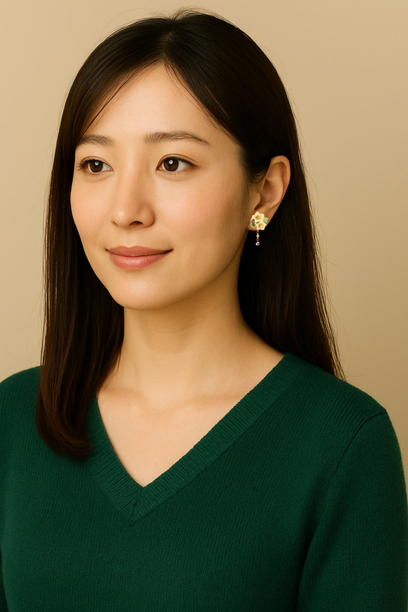 クリスマスローズとビジューのイヤーカフ 12枚目の画像