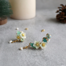 クリスマスローズとビジューのイヤーカフ 1枚目の画像