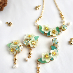 クリスマスローズとビジューのイヤーカフ 11枚目の画像