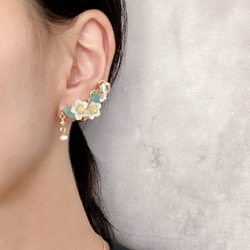 クリスマスローズとビジューのイヤーカフ 2枚目の画像