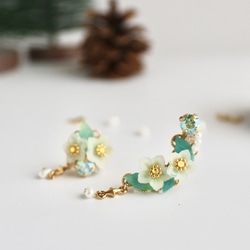 クリスマスローズとビジューのイヤーカフ 7枚目の画像