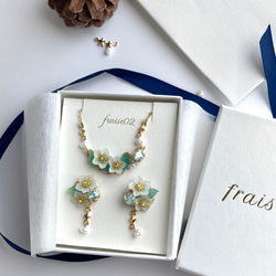 クリスマスローズとビジューのイヤーカフ 13枚目の画像