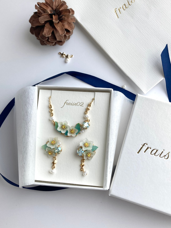 クリスマスローズとビジューのイヤーカフ 13枚目の画像