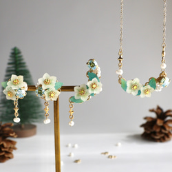 クリスマスローズとビジューのイヤーカフ 8枚目の画像