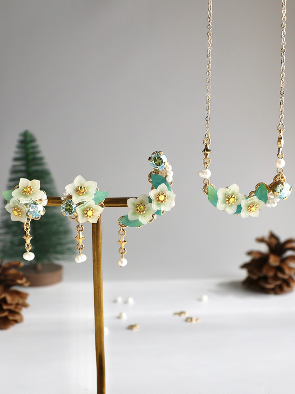 クリスマスローズとビジューのイヤーカフ 8枚目の画像