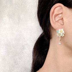 クリスマスローズとビジューのイヤーカフ 17枚目の画像