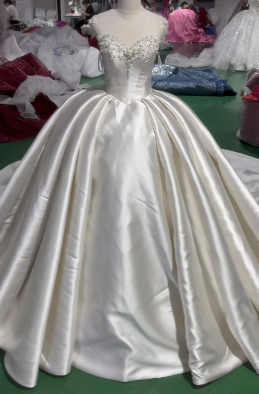 セールお買い得　チューブトップ　シンプルなウェディングドレス　可愛い　ロングトレーンお姫様　結婚式ハートカットサテン挙式