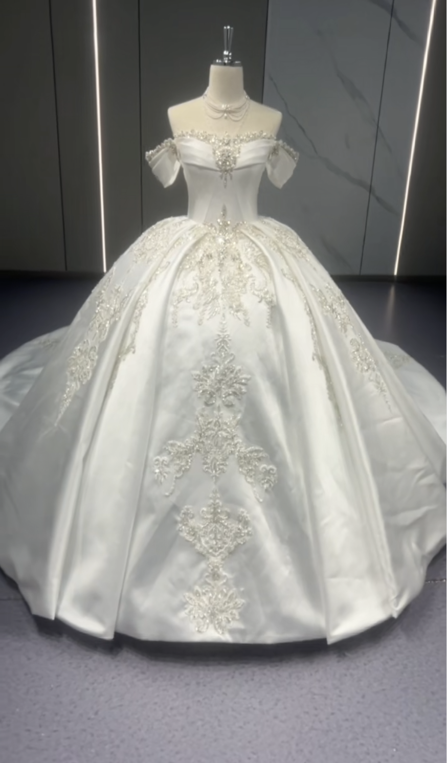 シンプルなウェディングドレス　胸フリル　オフショルダー　フロント刺繍　上品　エレガント　海外挙式本命ドレス制作花嫁結婚式