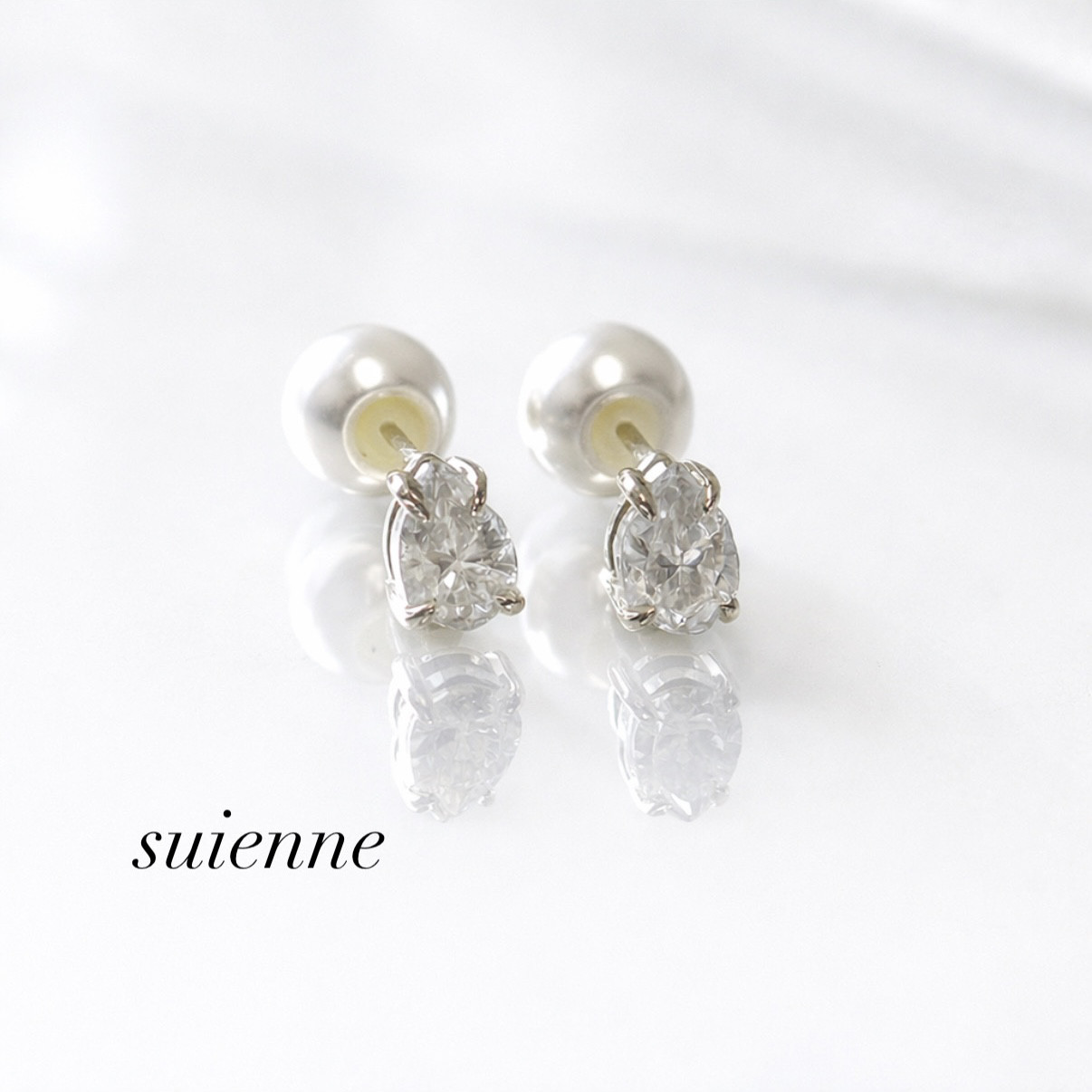 耳元で揺れる モアサナイト ピアス（ペアシェイプ×パールキャッチ／シルバー）SV925 高見えジュエリー