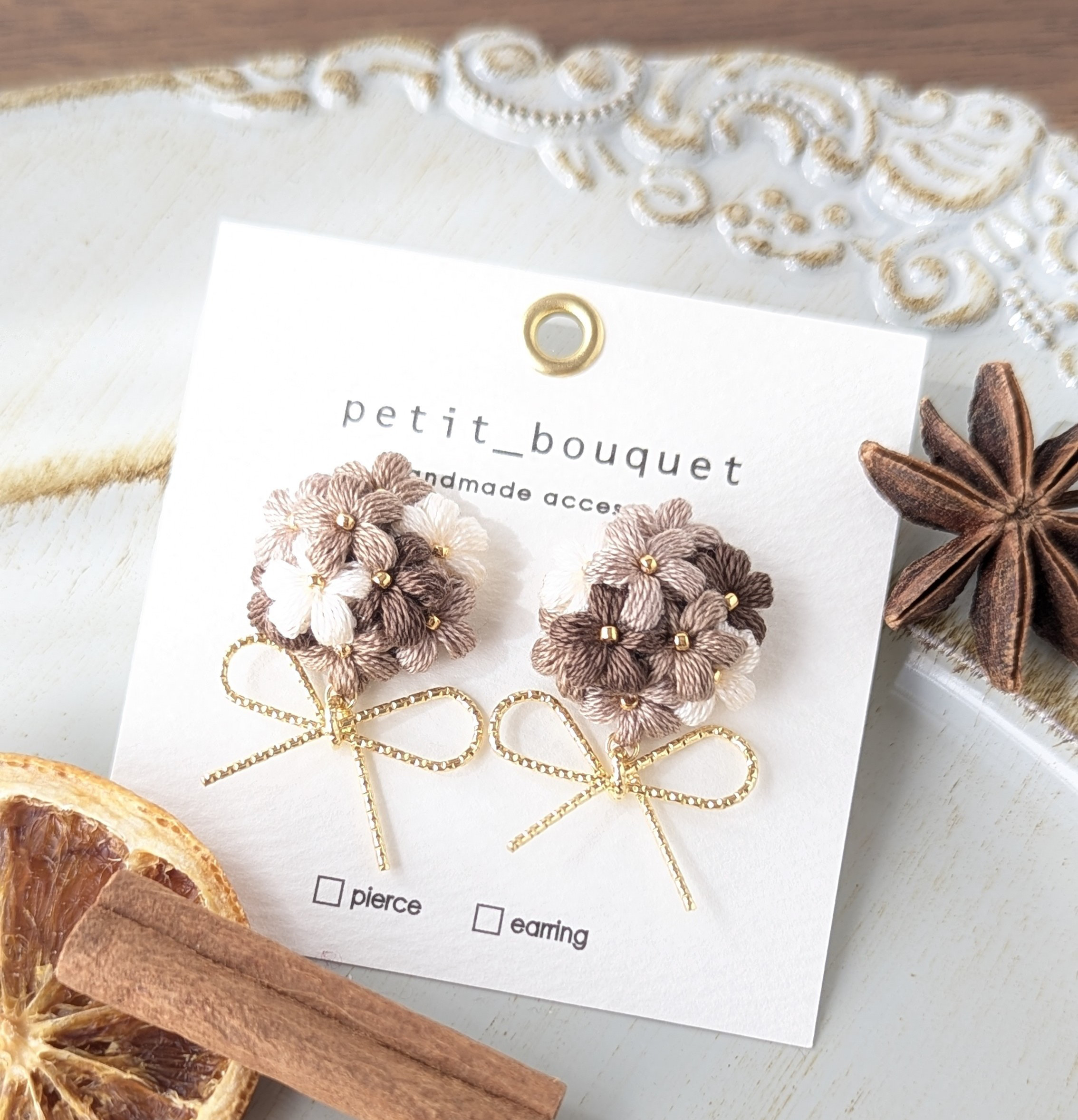 【欲張りクリームのホットココア】  刺繍糸   かぎ針編み   花   茶    リボン   秋  クリスマス