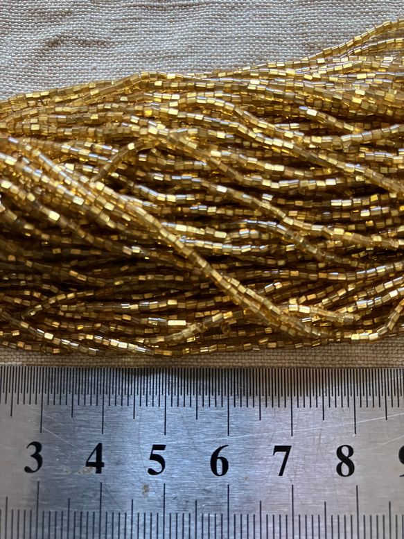 ヴィンテージ　チェコガラスビーズ　小粒　金　銀　四角穴　リュネビル 2枚目の画像