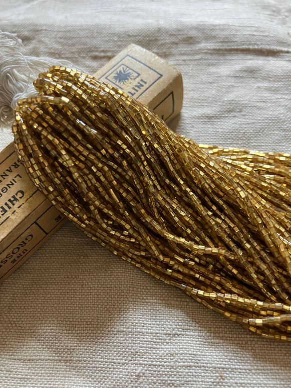 ヴィンテージ　チェコガラスビーズ　小粒　金　銀　四角穴　リュネビル 1枚目の画像