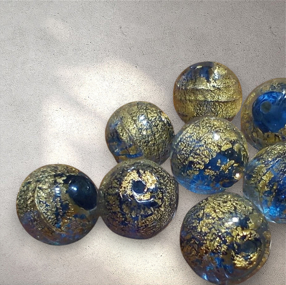 ベネチアンビーズ　カドーロラウンド（ブルー）10ｍｍ 1枚目の画像