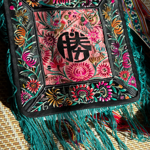 苗族手刺繍ショルダーバッグ 百花繚乱と喜鵲文様 30年前のヴィンテージ