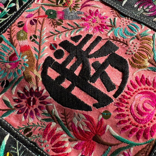 苗族手刺繍ショルダーバッグ 百花繚乱と喜鵲文様 30年前のヴィンテージ