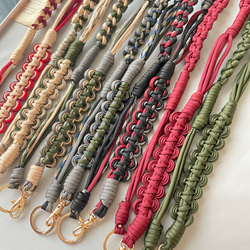 パラコードで作るウェーブのスマホショルダーストラップ(オータムカラー:カーキ) 12枚目の画像