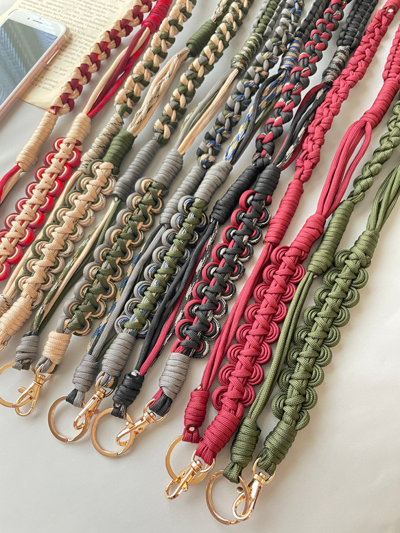 パラコードで作るウェーブのスマホショルダーストラップ(オータムカラー:カーキ) 12枚目の画像
