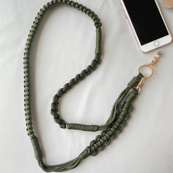パラコードで作るウェーブのスマホショルダーストラップ(オータムカラー:カーキ) 2枚目の画像