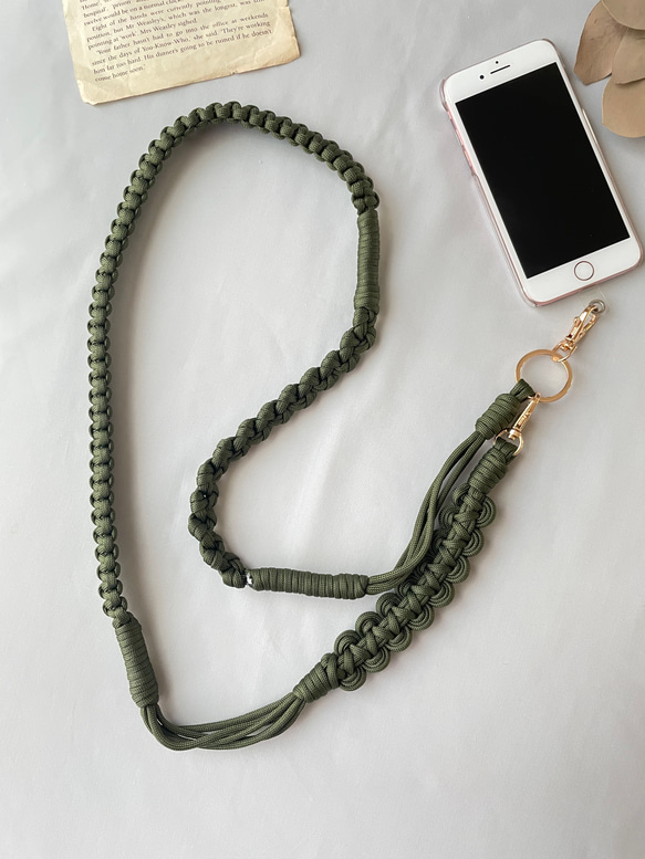 パラコードで作るウェーブのスマホショルダーストラップ(オータムカラー:カーキ) 2枚目の画像