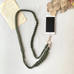 パラコードで作るウェーブのスマホショルダーストラップ(オータムカラー:カーキ) 1枚目の画像