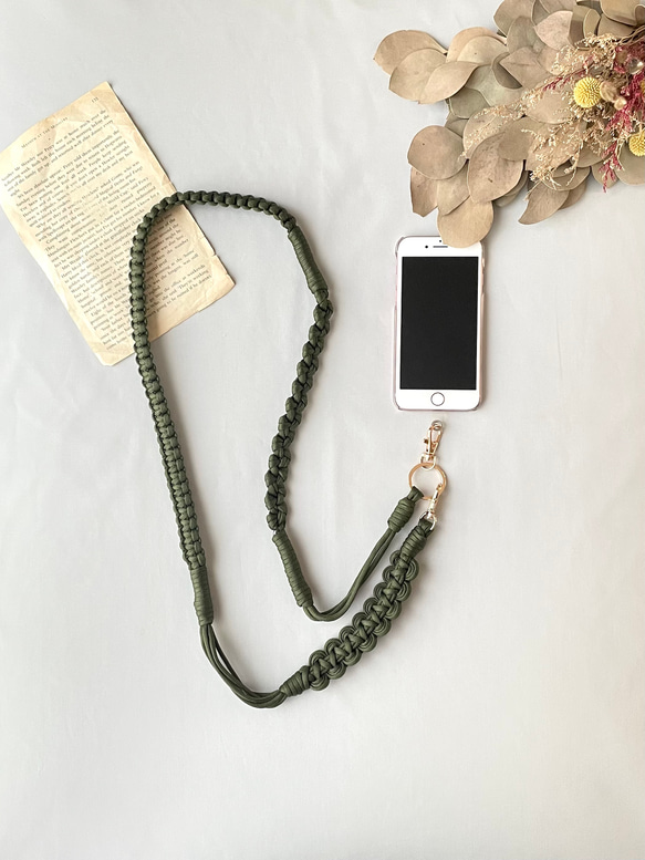 パラコードで作るウェーブのスマホショルダーストラップ(オータムカラー:カーキ) 1枚目の画像