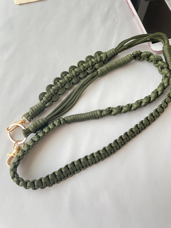 パラコードで作るウェーブのスマホショルダーストラップ(オータムカラー:カーキ) 7枚目の画像