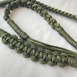 パラコードで作るウェーブのスマホショルダーストラップ(オータムカラー:カーキ) 6枚目の画像