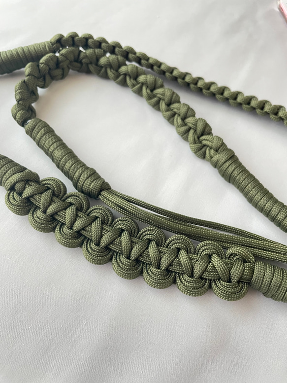 パラコードで作るウェーブのスマホショルダーストラップ(オータムカラー:カーキ) 6枚目の画像