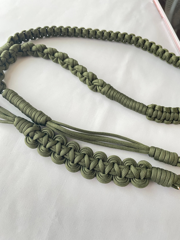 パラコードで作るウェーブのスマホショルダーストラップ(オータムカラー:カーキ) 5枚目の画像