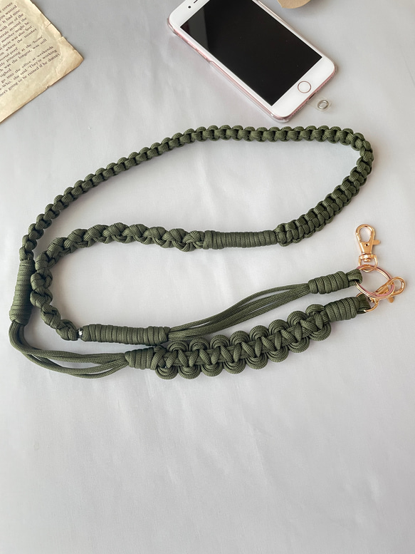 パラコードで作るウェーブのスマホショルダーストラップ(オータムカラー:カーキ) 3枚目の画像