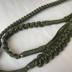 パラコードで作るウェーブのスマホショルダーストラップ(オータムカラー:カーキ) 4枚目の画像