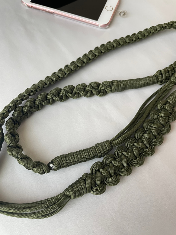 パラコードで作るウェーブのスマホショルダーストラップ(オータムカラー:カーキ) 4枚目の画像