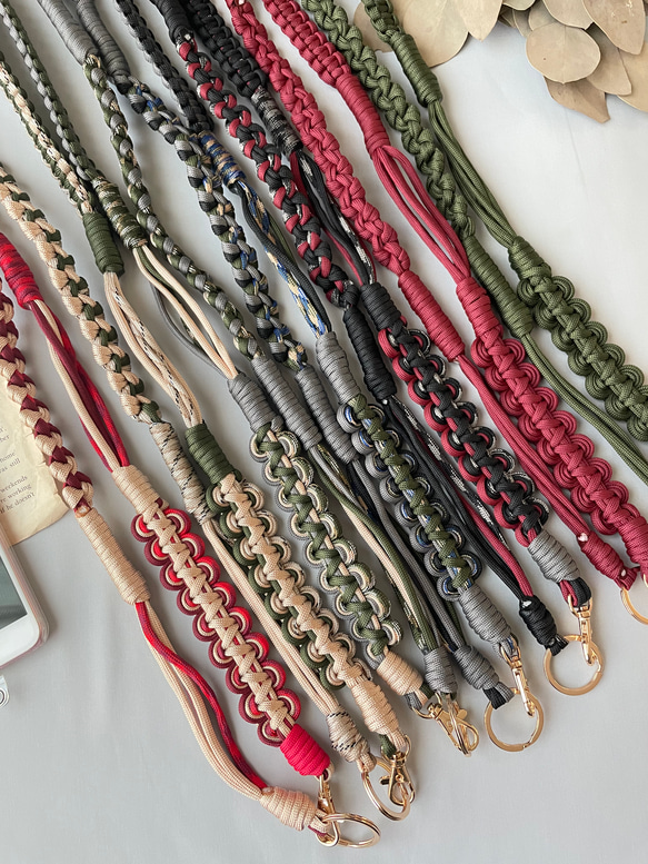 パラコードで作るウェーブのスマホショルダーストラップ(オータムカラー:カーキ) 11枚目の画像