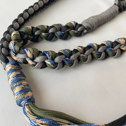 パラコードで作るウェーブのスマホショルダーストラップ(オータムカラー:カーキ×グレー) 5枚目の画像