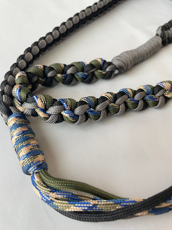 パラコードで作るウェーブのスマホショルダーストラップ(オータムカラー:カーキ×グレー) 5枚目の画像