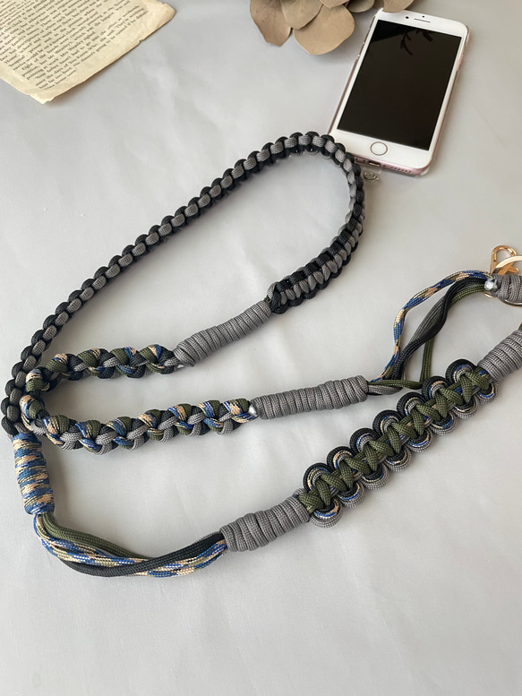 パラコードで作るウェーブのスマホショルダーストラップ(オータムカラー:カーキ×グレー) 3枚目の画像