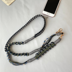 パラコードで作るウェーブのスマホショルダーストラップ(オータムカラー:カーキ×グレー) 2枚目の画像